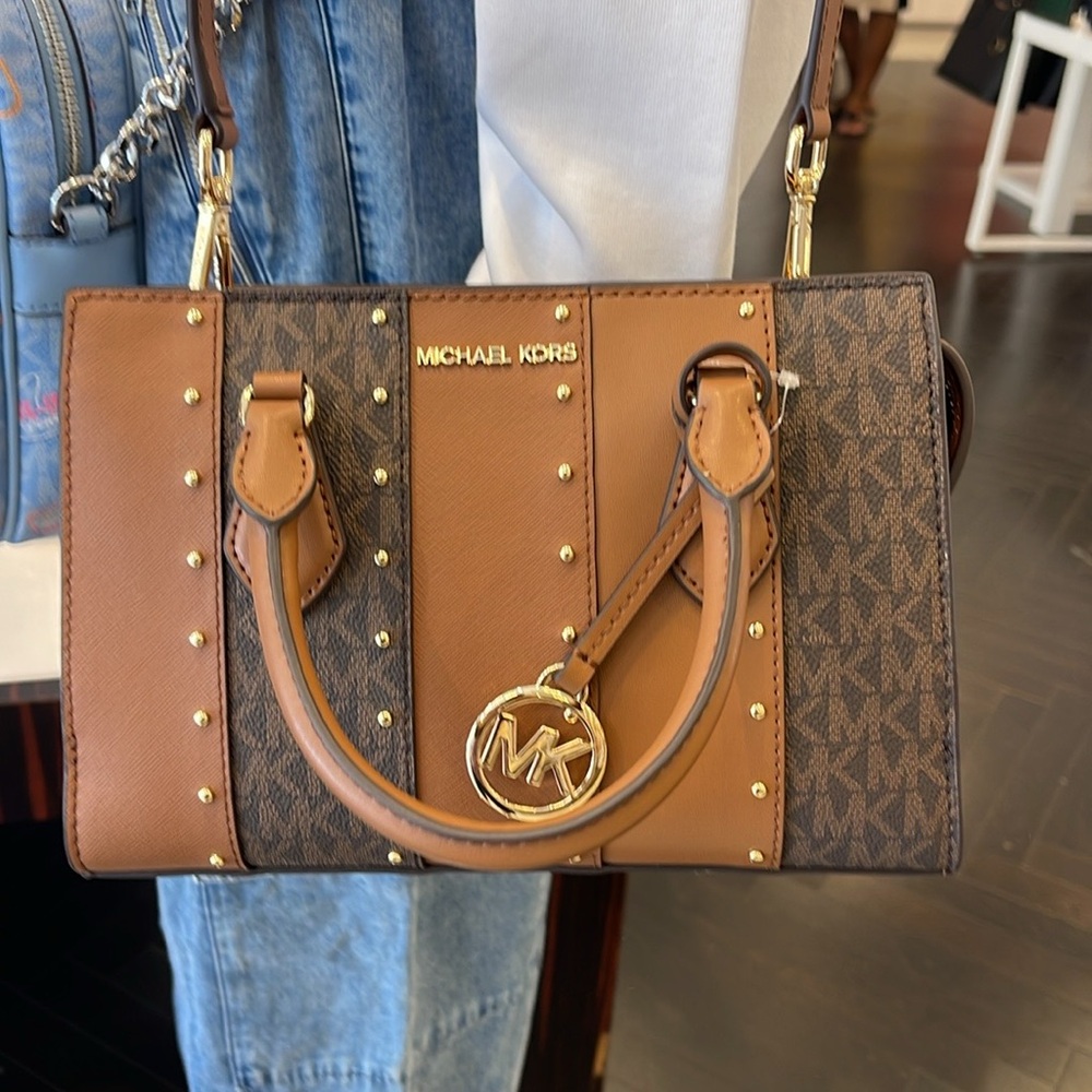 MICHAEL KORS Sheila Sm Studded Patchwork Signature Logo CZ Satchel Crossbody
NWT - Picture 13 of 16